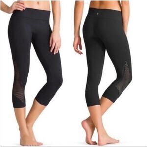 Athleta Breakthrough Lazer Cut Capri Leggings Size Small